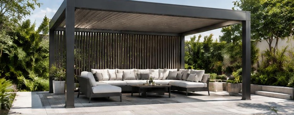 Pergola à toiture fixe avec salon extérieur
