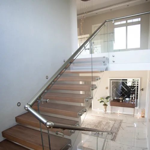 Escalier intérieur lumineux avec garde-corps vitré