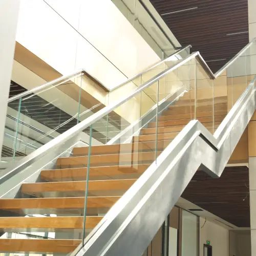Escalier à volées avec garde-corps tout verre