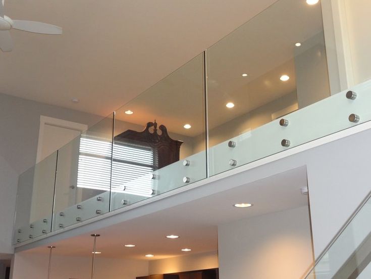 Garde-corps tout verre en mezzanine intérieure avec fixation ponctuelle