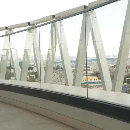 Garde-corps vitré de terrasse en toiture