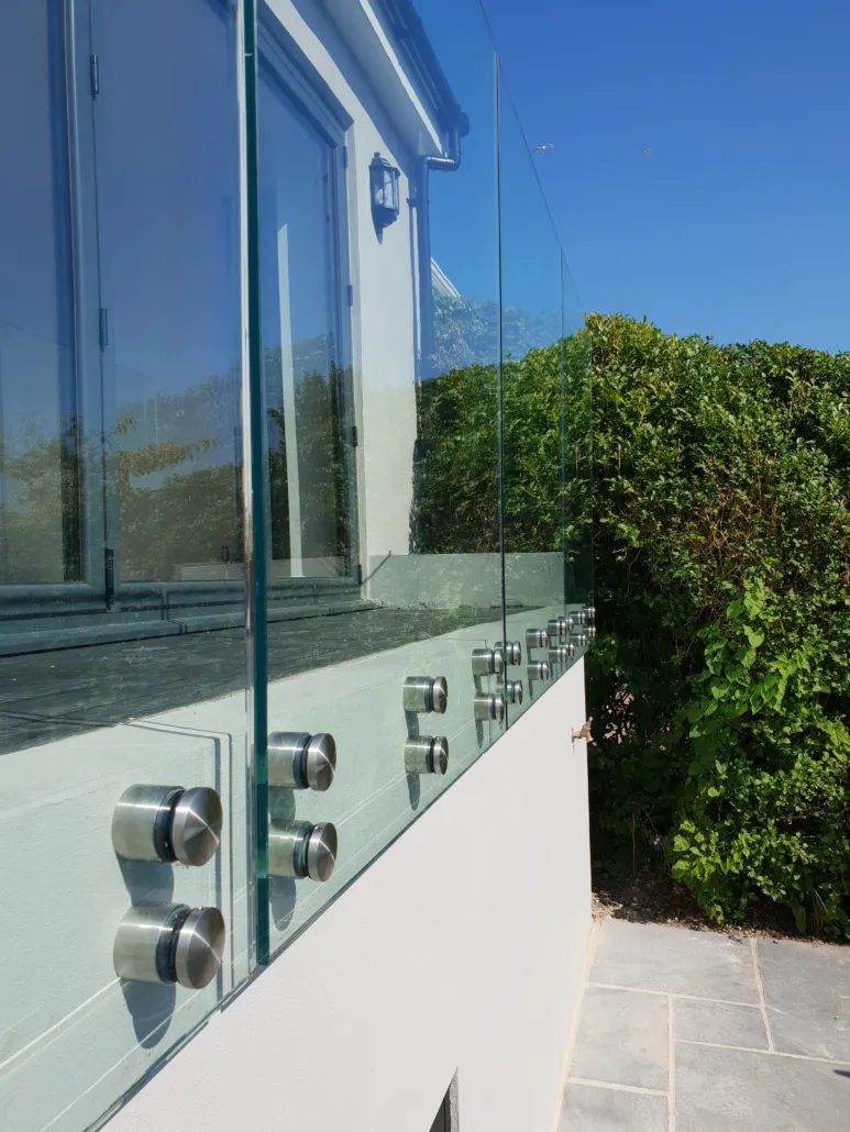 Garde-corps en verre fixé par boutons inox en façade