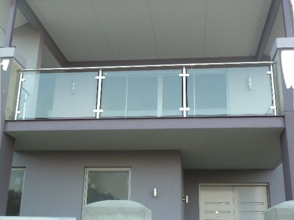Garde-corps en verre pour balcon de résidence avec éléments inox