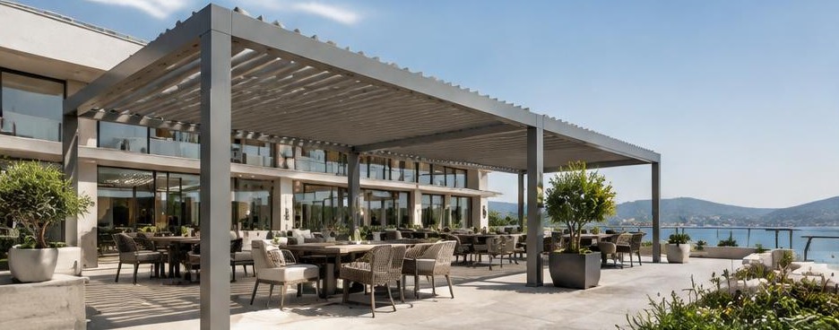 Pergola sur terrasse d’hôtel