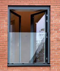 Garde-corps verre fixé dans le tableau d'une porte-fenêtre