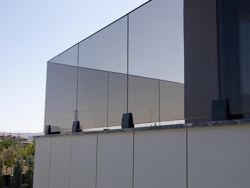 Garde-corps tout verre sur profil au sol en toiture-terrasse