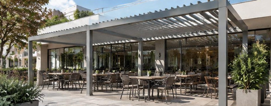 Pergola à lames ouvertes sur terrasse de café