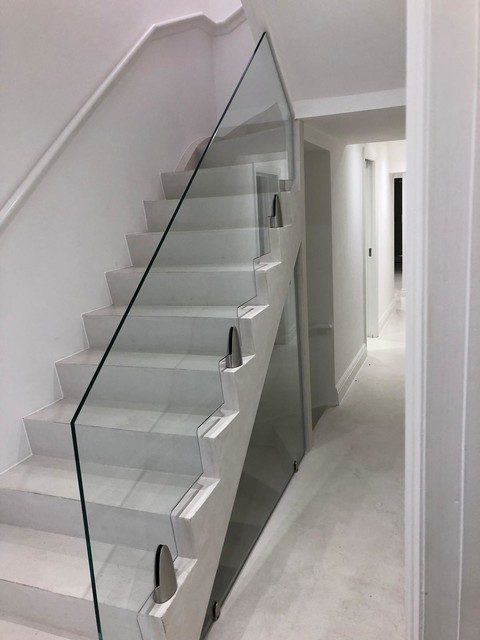 Garde-corps tout verre le long d'un escalier intérieur