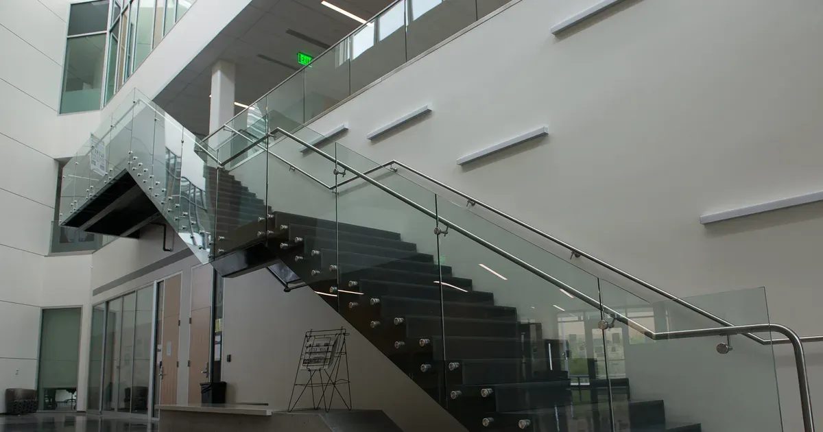 Garde-corps vitré sur escalier extérieur de façade