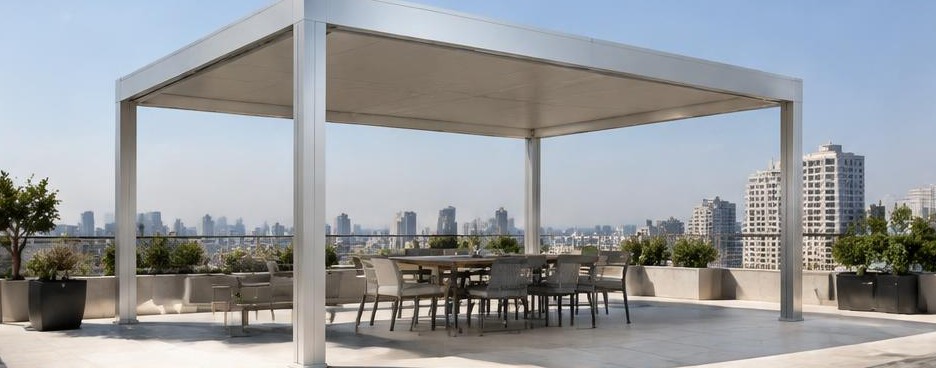 Pergola à toit fixe sur terrasse urbaine