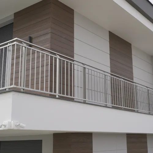 Garde-corps aluminium à barreaux sur balcon