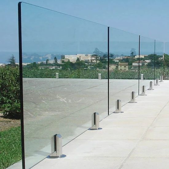 Garde-corps verre sur pinces inox face à la vue