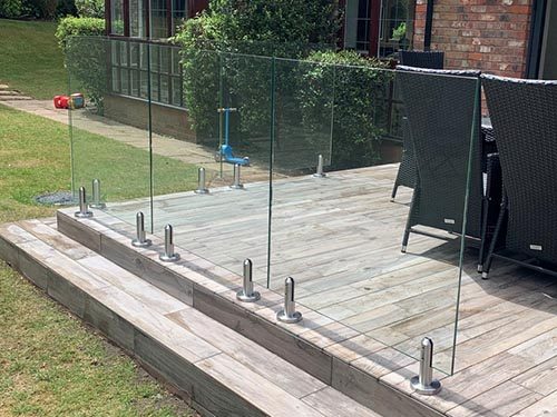Garde-corps verre sur pinces inox au sol de terrasse bois