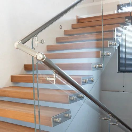 Escalier à marches bois avec garde-corps verre et main courante inox