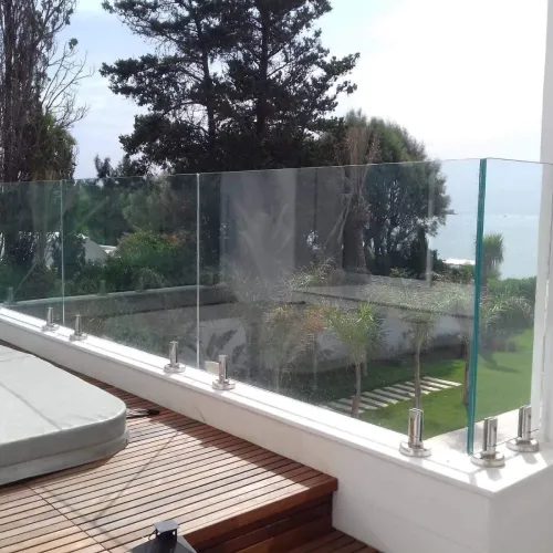 Garde-corps verre sur pinces inox en toit-terrasse