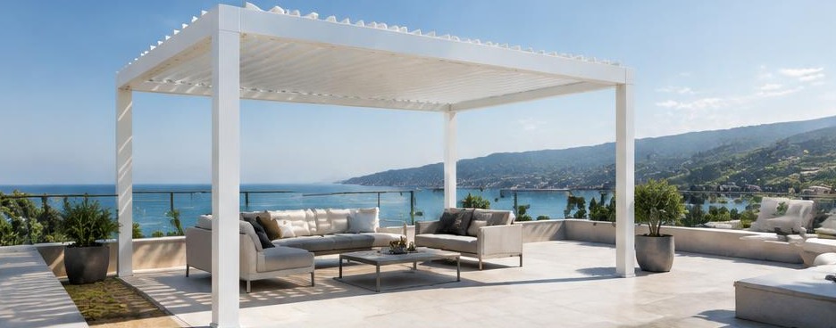 Pergola blanche sur terrasse en bord de mer