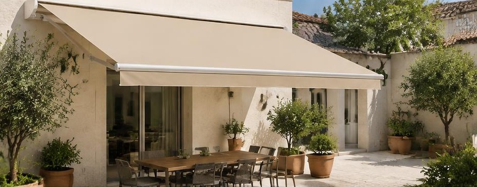 Store textile clair dans une cour