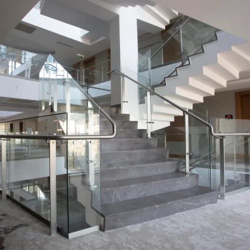 Escalier avec garde-corps verre et poteaux inox