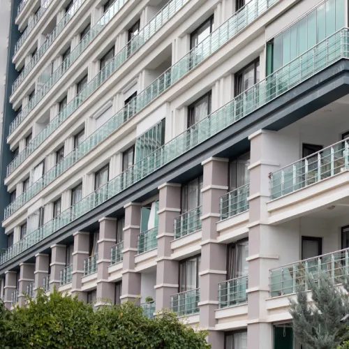 Façade de résidence avec balcons en verre