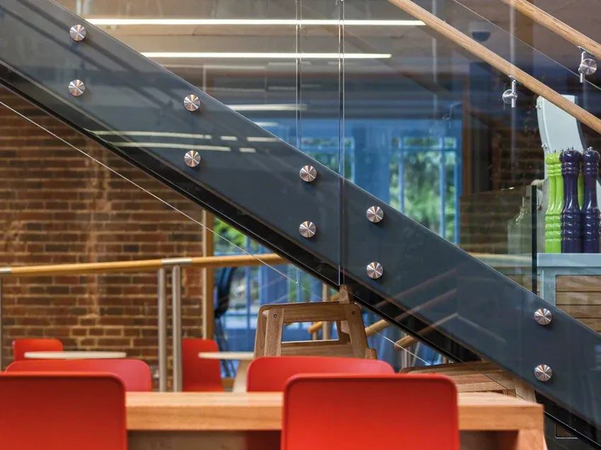 Escalier intérieur avec garde-corps en verre fixé par points inox