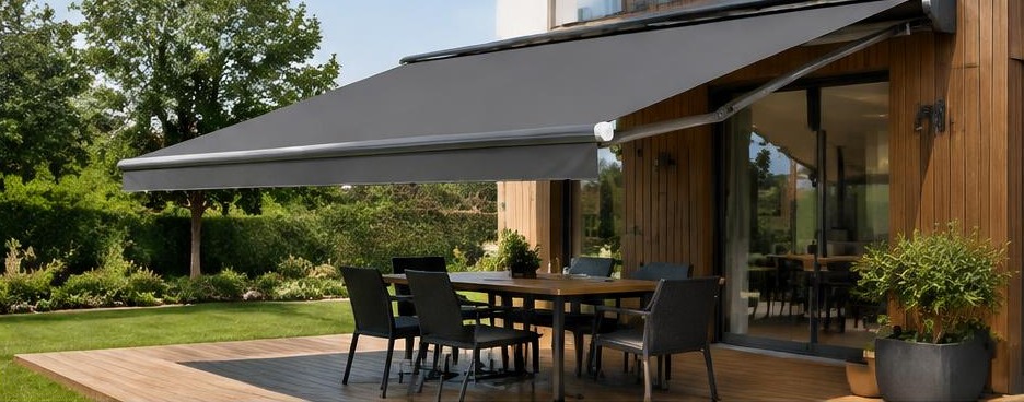 Store banne anthracite au-dessus d’une terrasse