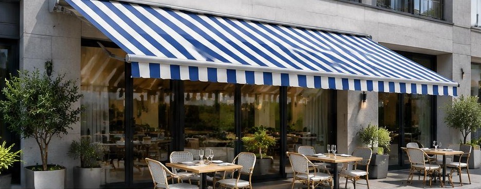 Store banne rayé pour terrasse de café