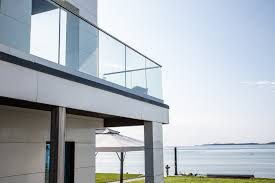 Terrasse en étage avec garde-corps verre et main courante