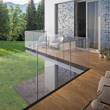 Garde-corps tout verre en bordure d'un bassin