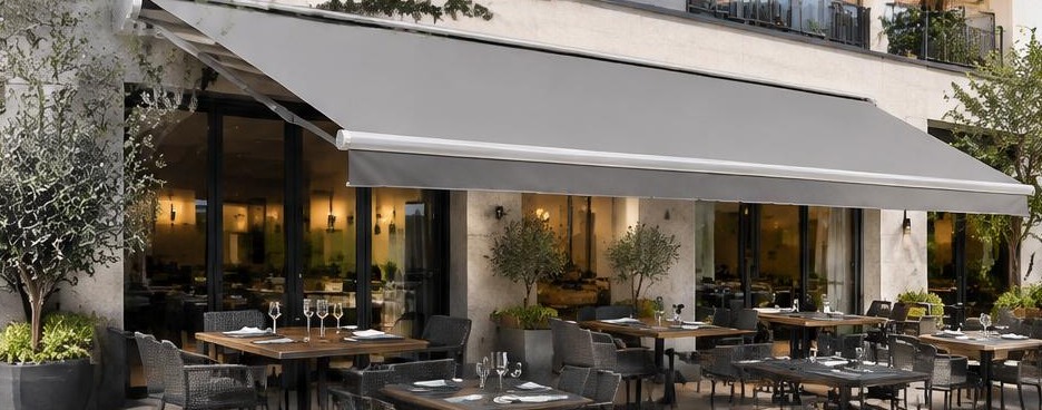 Store banne gris pour terrasse de restaurant