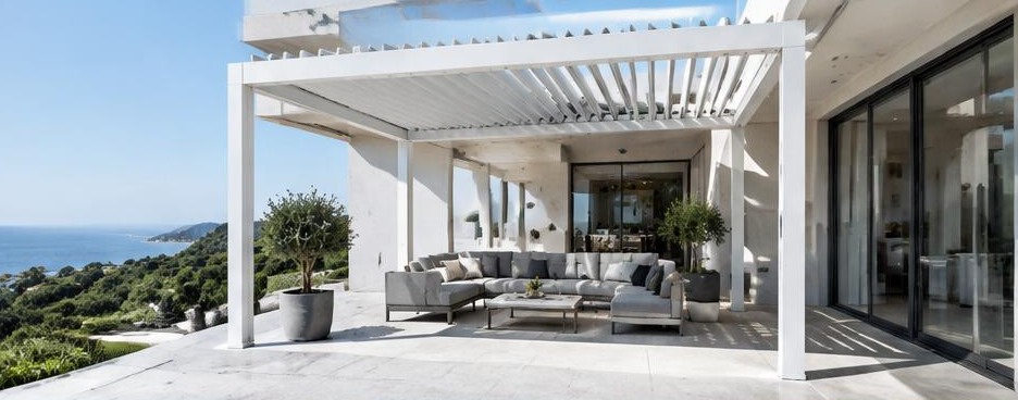 Pergola à lames orientables sur terrasse de villa