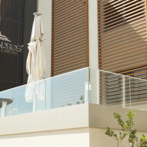 Balcon d'appartement avec garde-corps en verre