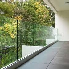 Garde-corps tout verre sur terrasse arborée