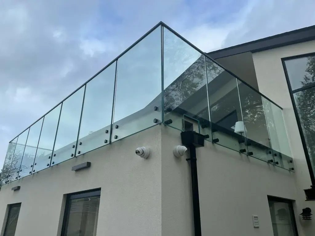 Balcon d'angle avec garde-corps tout verre