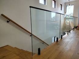 Garde-corps en verre et main courante bois sur escalier